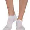 BRUECK COMFORT WOOL krém uniszex merinó gyapjú bokazokni viselve, elölnézet sportcipőhöz