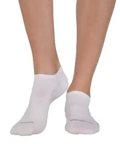 BRUECK COMFORT WOOL krém uniszex merinó gyapjú bokazokni viselve, elölnézet sportcipőhöz