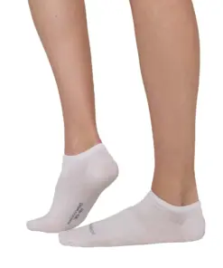 BRUECK COMFORT WOOL krém merinó gyapjú bokazokni viselve oldalnézetből, uniszex kialakítás