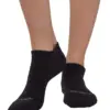 BRUECK COMFORT WOOL fekete uniszex merinó gyapjú bokazokni viselve, elölnézet sportcipőhöz
