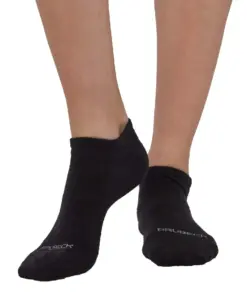 BRUECK COMFORT WOOL fekete uniszex merinó gyapjú bokazokni viselve, elölnézet sportcipőhöz