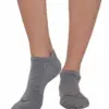 BRUECK COMFORT WOOL szürke uniszex merinó gyapjú bokazokni viselve, elölnézet sportcipőhöz