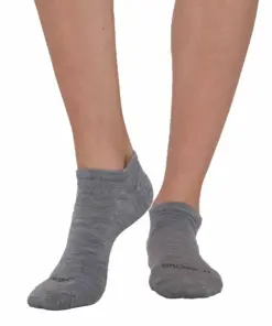 BRUECK COMFORT WOOL szürke uniszex merinó gyapjú bokazokni viselve, elölnézet sportcipőhöz