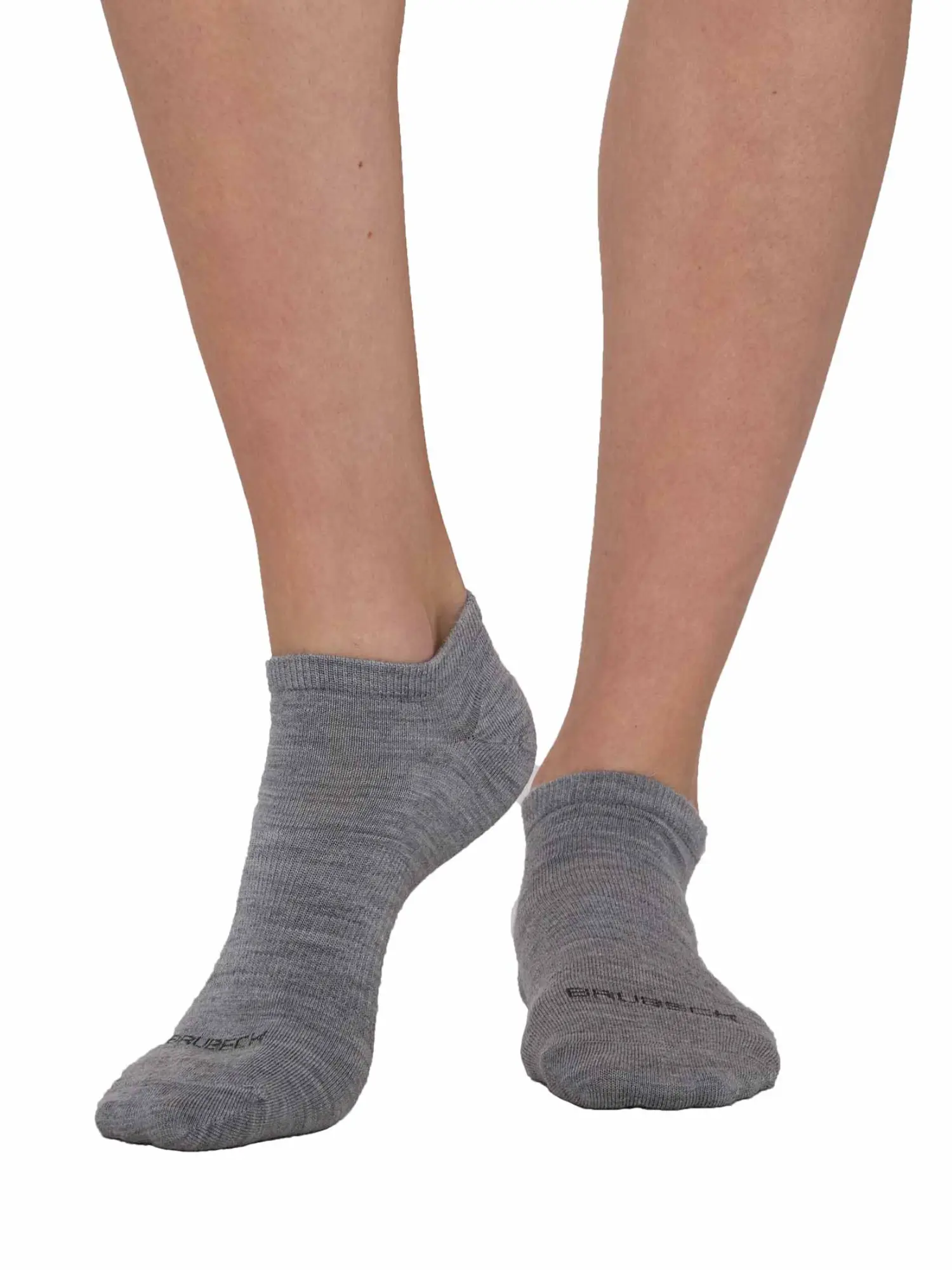 BRUECK COMFORT WOOL szürke uniszex merinó gyapjú bokazokni viselve, elölnézet sportcipőhöz