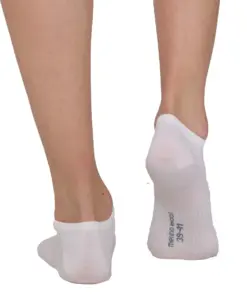 BRUECK COMFORT WOOL krém ezüstionos merinó bokazokni viselve, hátulnézet kényelmes illeszkedéssel