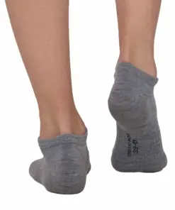 BRUECK COMFORT WOOL szürke ezüstionos merinó bokazokni viselve, hátulnézet kényelmes illeszkedéssel