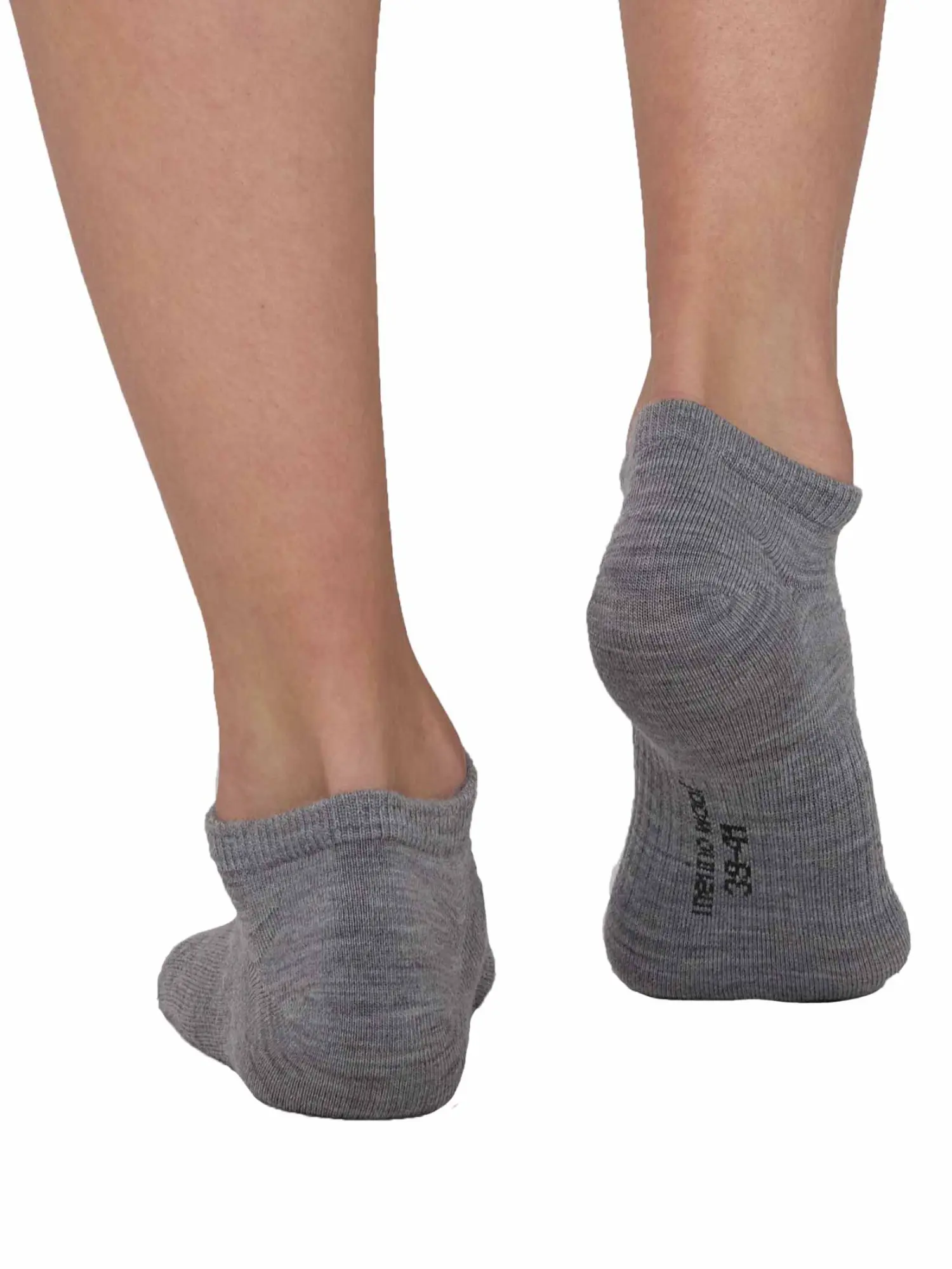 BRUECK COMFORT WOOL szürke ezüstionos merinó bokazokni viselve, hátulnézet kényelmes illeszkedéssel