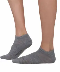 BRUECK COMFORT WOOL szürke merinó gyapjú bokazokni viselve oldalnézetből, uniszex kialakítás