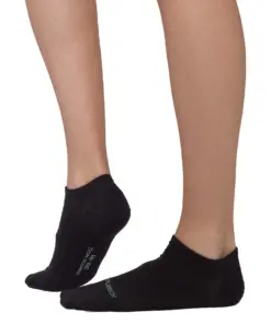 BRUECK COMFORT WOOL fekete merinó gyapjú bokazokni viselve oldalnézetből, uniszex kialakítás